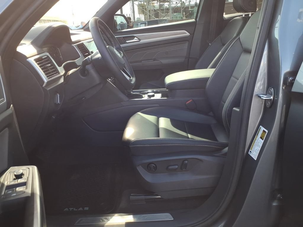 Certified 2023 Volkswagen Atlas Cross Sport SE w/ Panoramic Sunroof Package AWD/4WD image 18