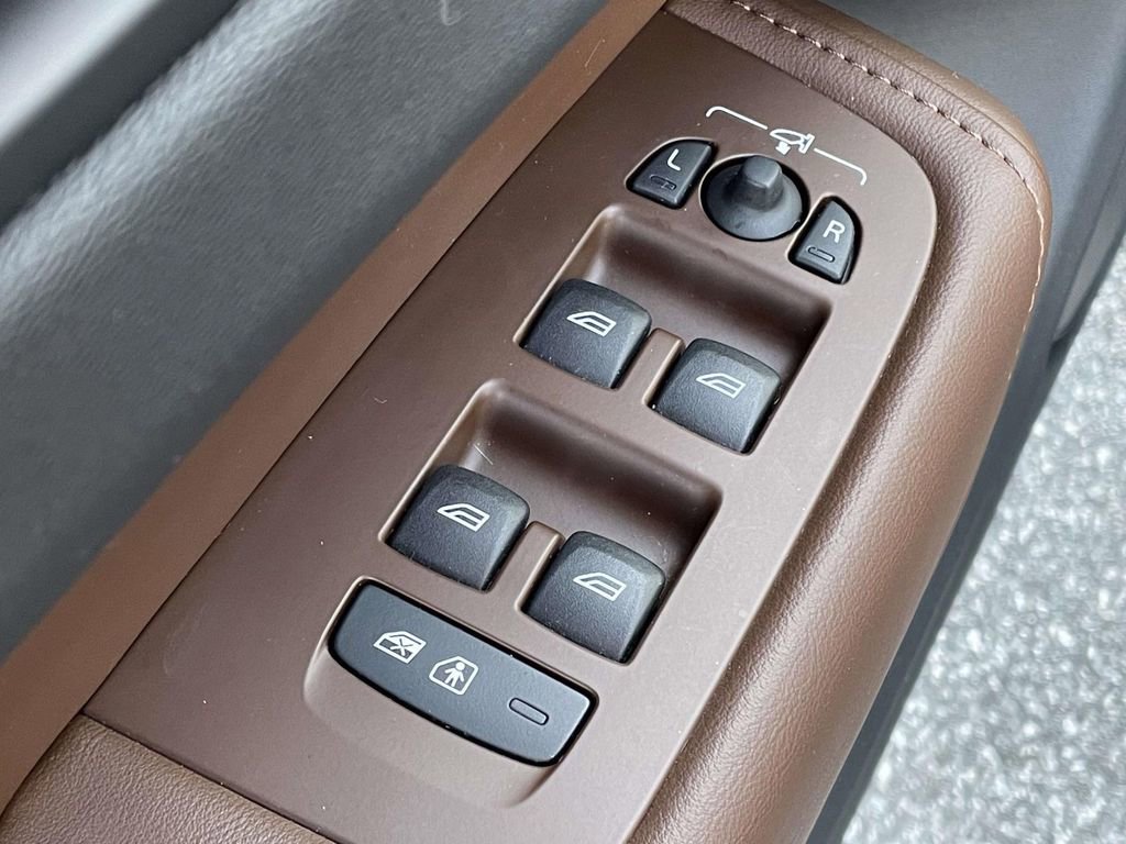 Used 2023 Volvo XC60 B5 Plus w/ Climate Package image 6