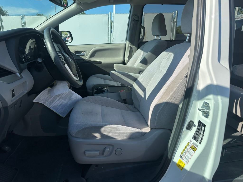 Used 2020 Toyota Sienna LE w/ Carpet Mat Package image 7