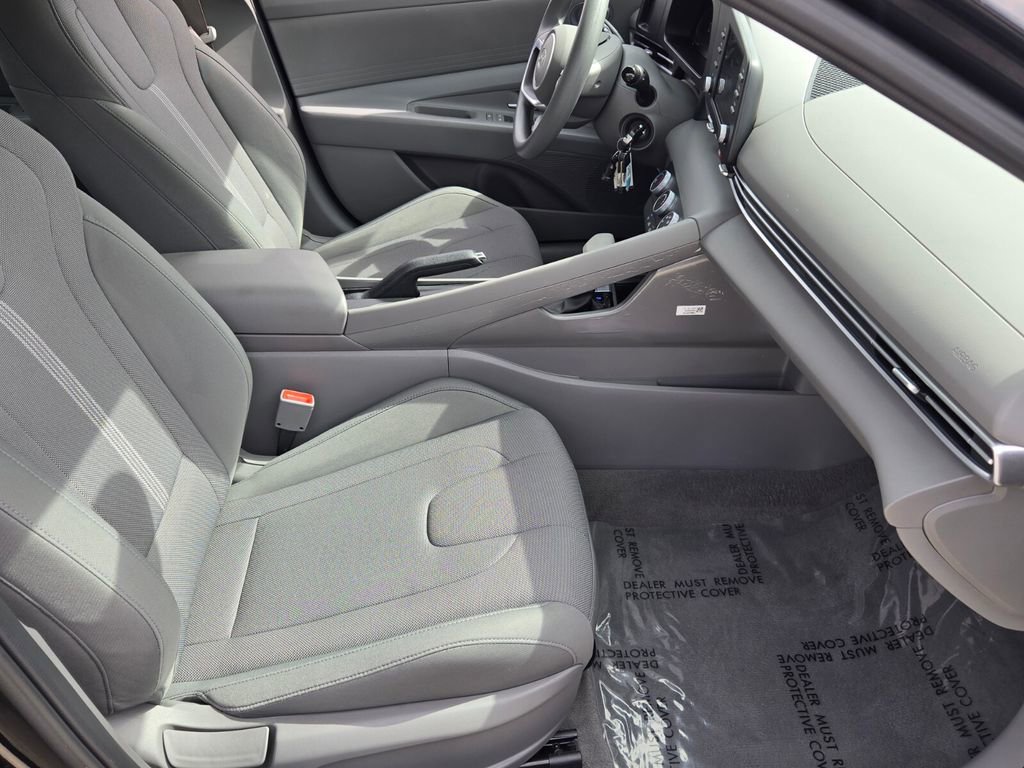 Used 2025 Hyundai Elantra SE FWD image 19