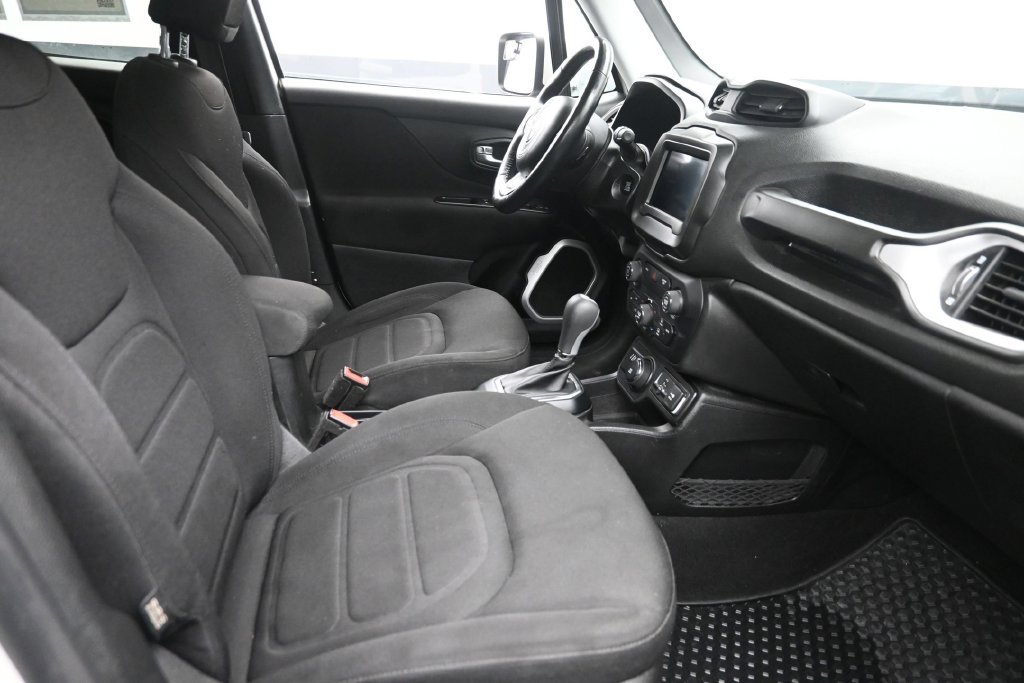 Used 2018 Jeep Renegade Latitude w/ Cold Weather Group AWD/4WD image 9