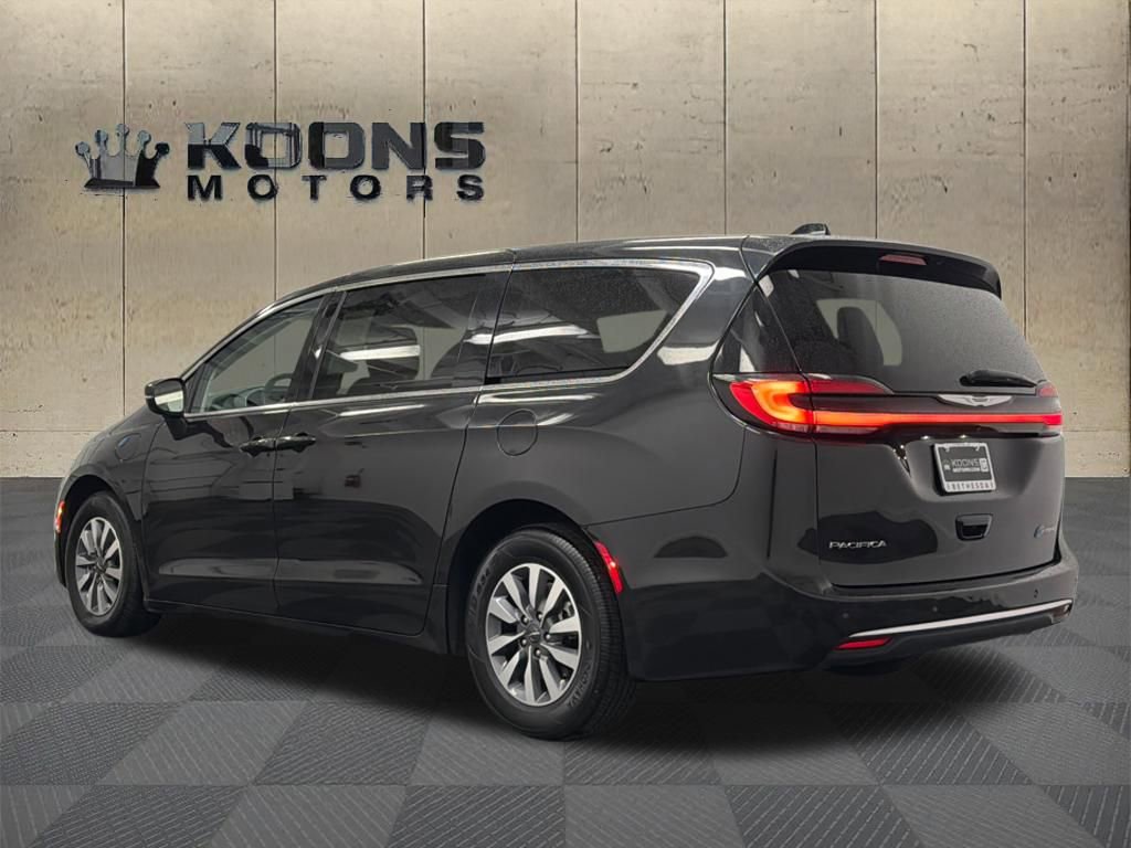 Used 2023 Chrysler Pacifica Touring-L FWD image 6