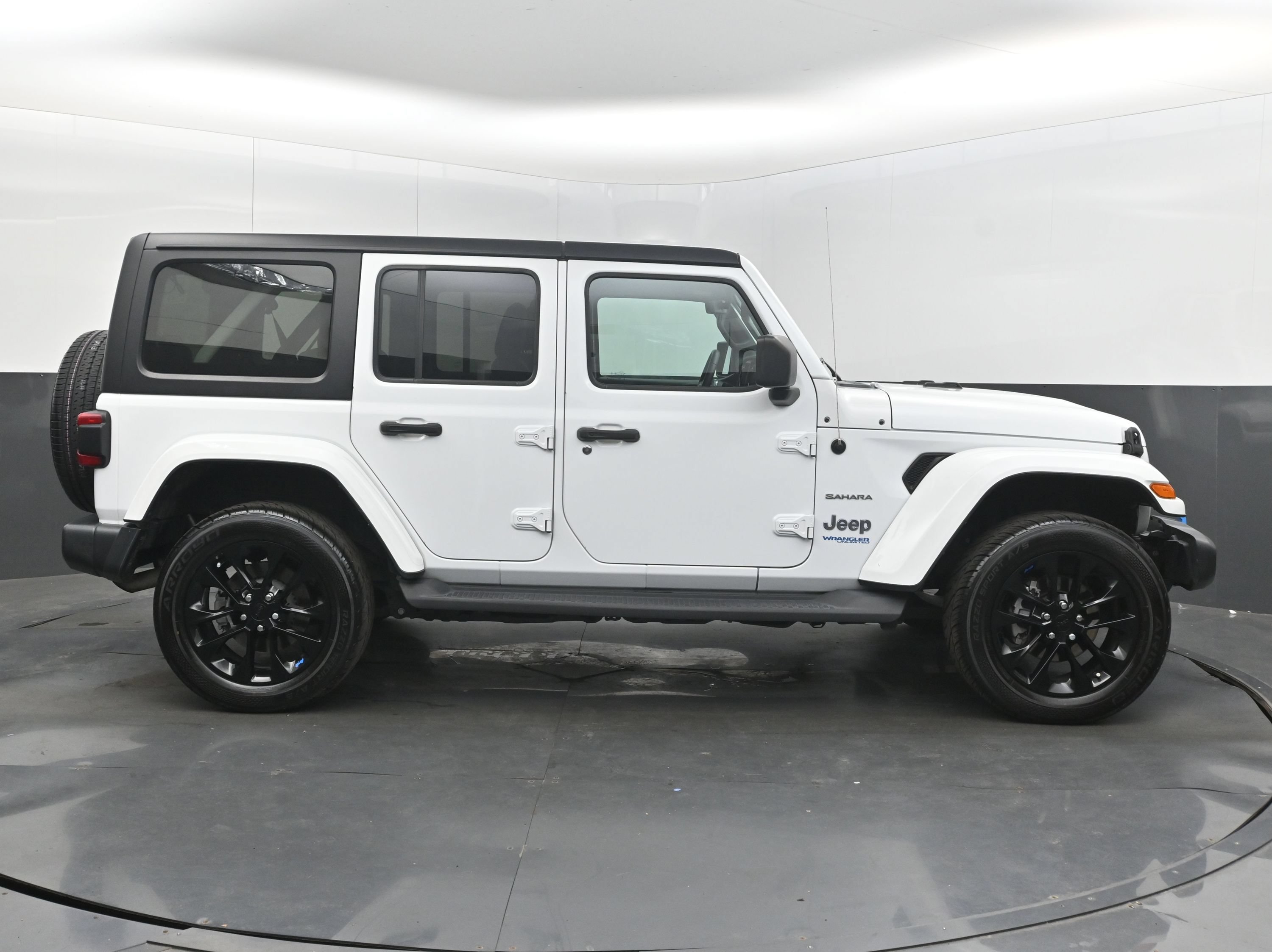 Used 2022 Jeep Wrangler Unlimited Sahara AWD/4WD image 10