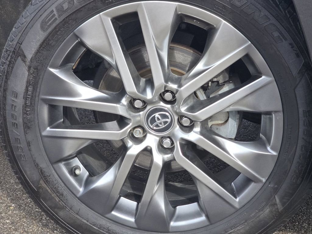 Used 2020 Toyota RAV4 XLE Premium image 9