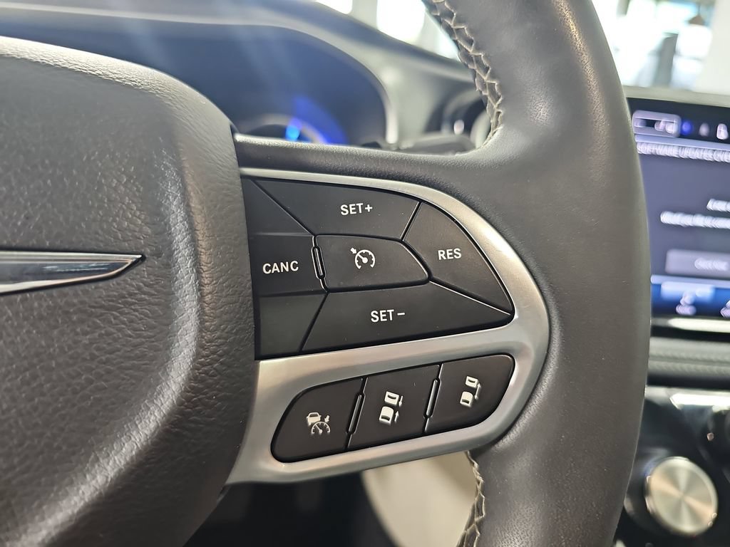 Used 2023 Chrysler Pacifica Touring-L FWD image 25