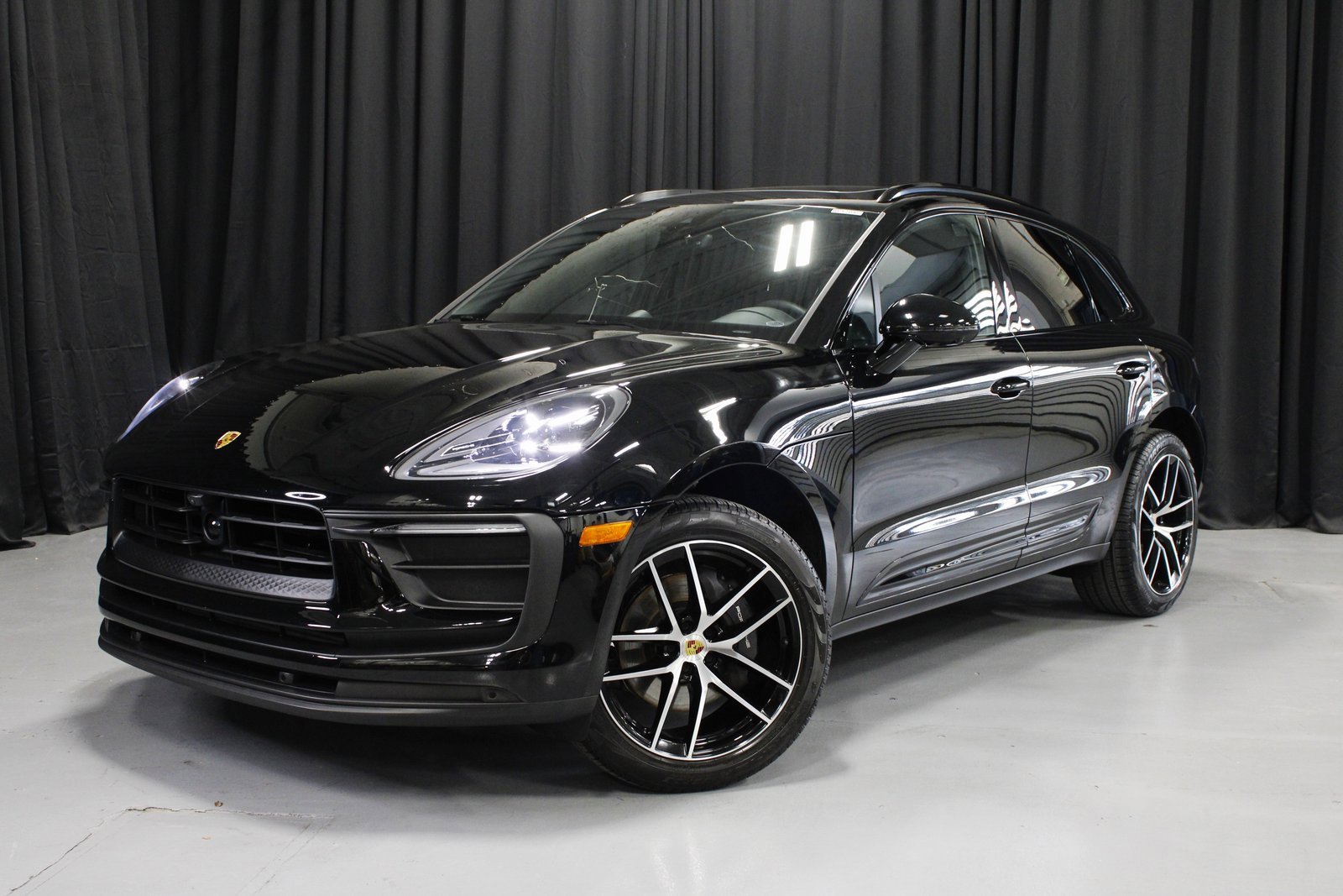 Certified 2025 Porsche Macan image 1