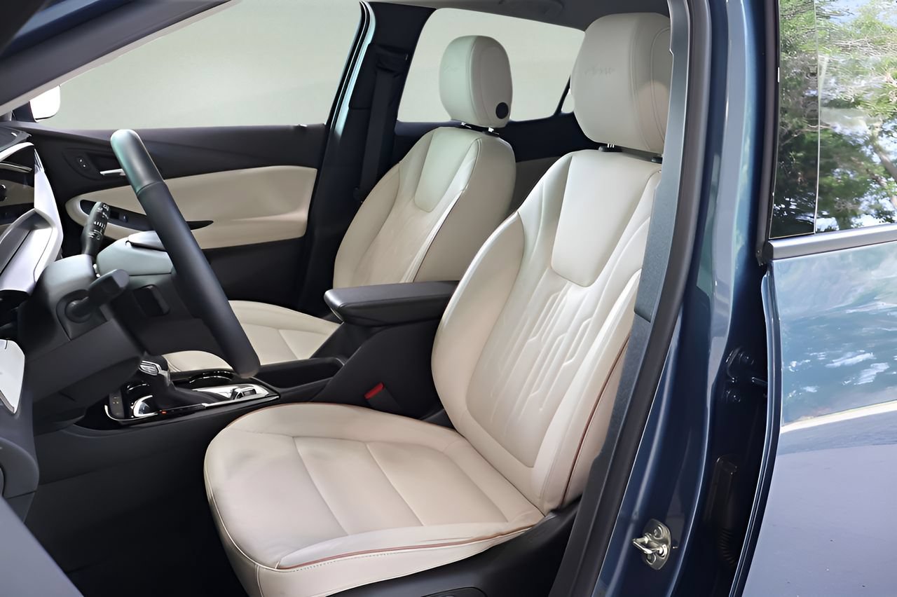 Used 2025 Buick Encore GX Avenir w/ Avenir Technology Package FWD image 10
