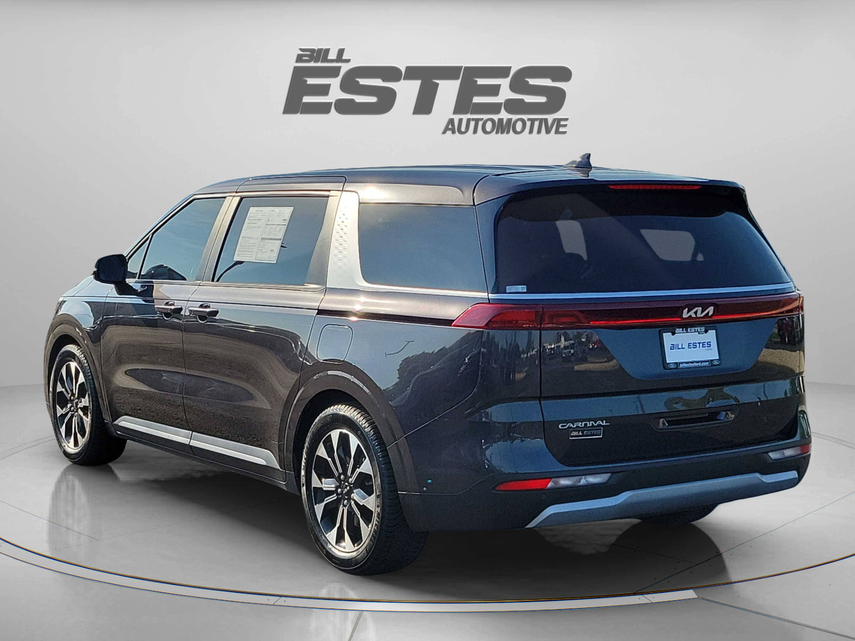 Used 2023 Kia Carnival EX FWD image 2