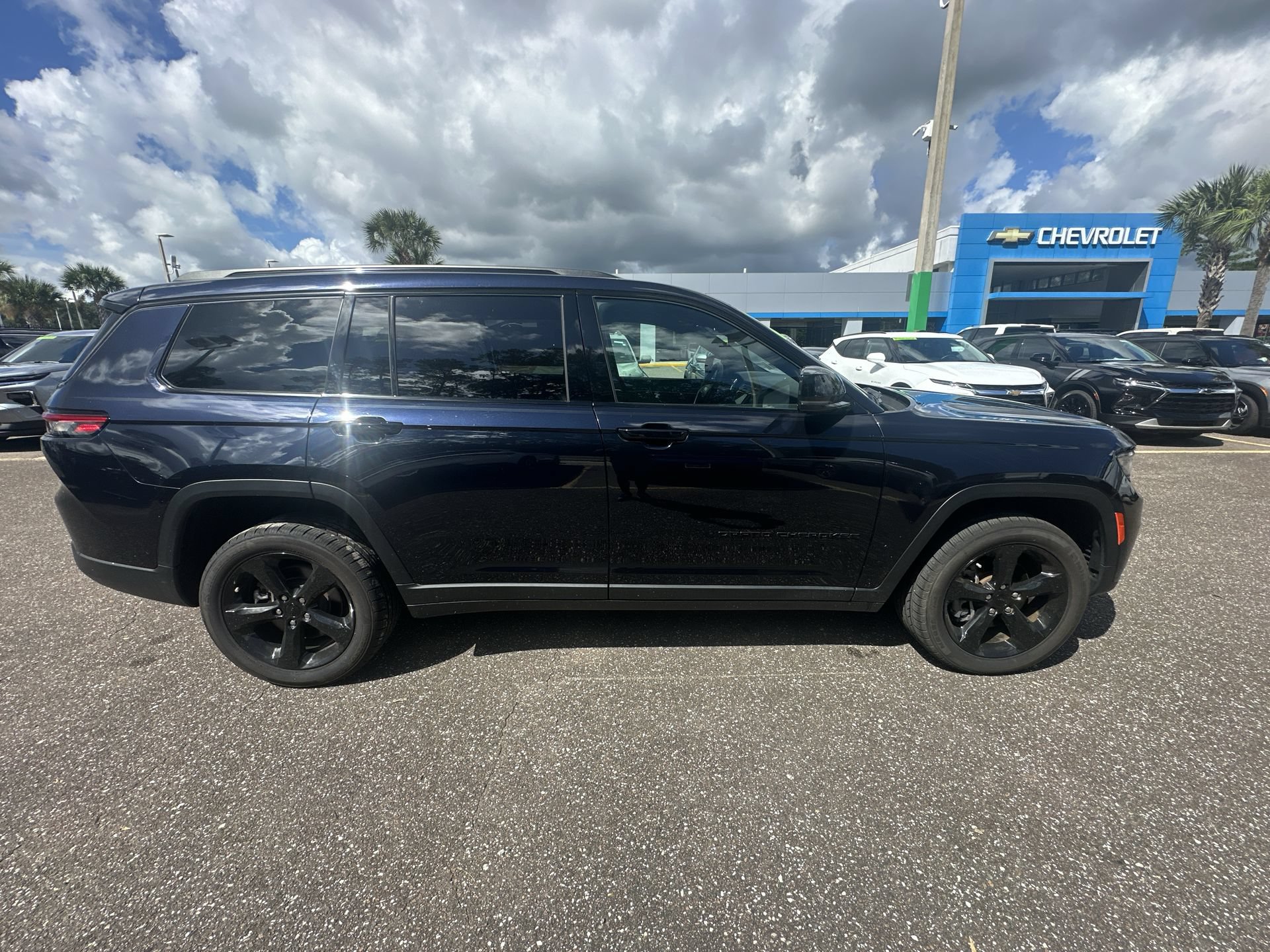 Used 2024 Jeep Grand Cherokee L Limited w/ Black Appearance Package RWD image 17