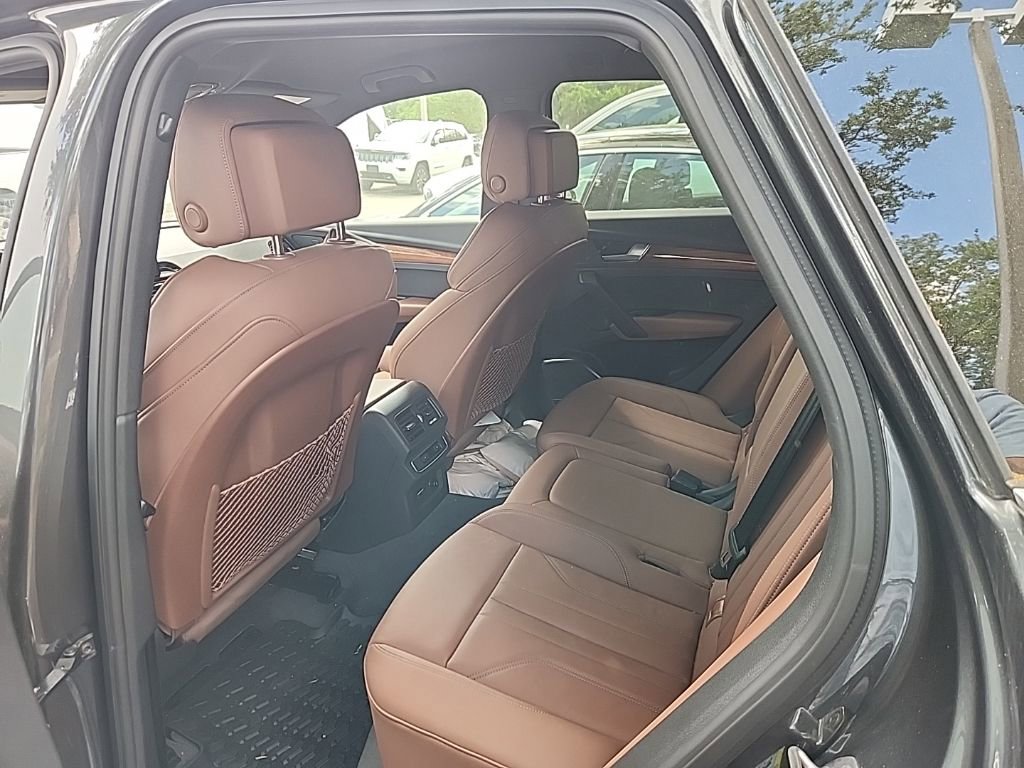 Used 2022 Audi Q5 e Premium w/ Convenience Package image 3
