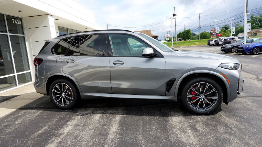 New 2026 BMW X5 xDrive40i w/ M Sport Package AWD/4WD image 4