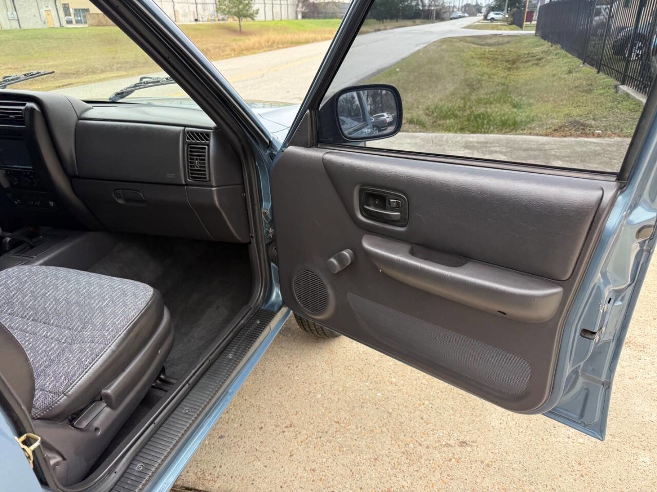 Used 1999 Jeep Cherokee SE image 34