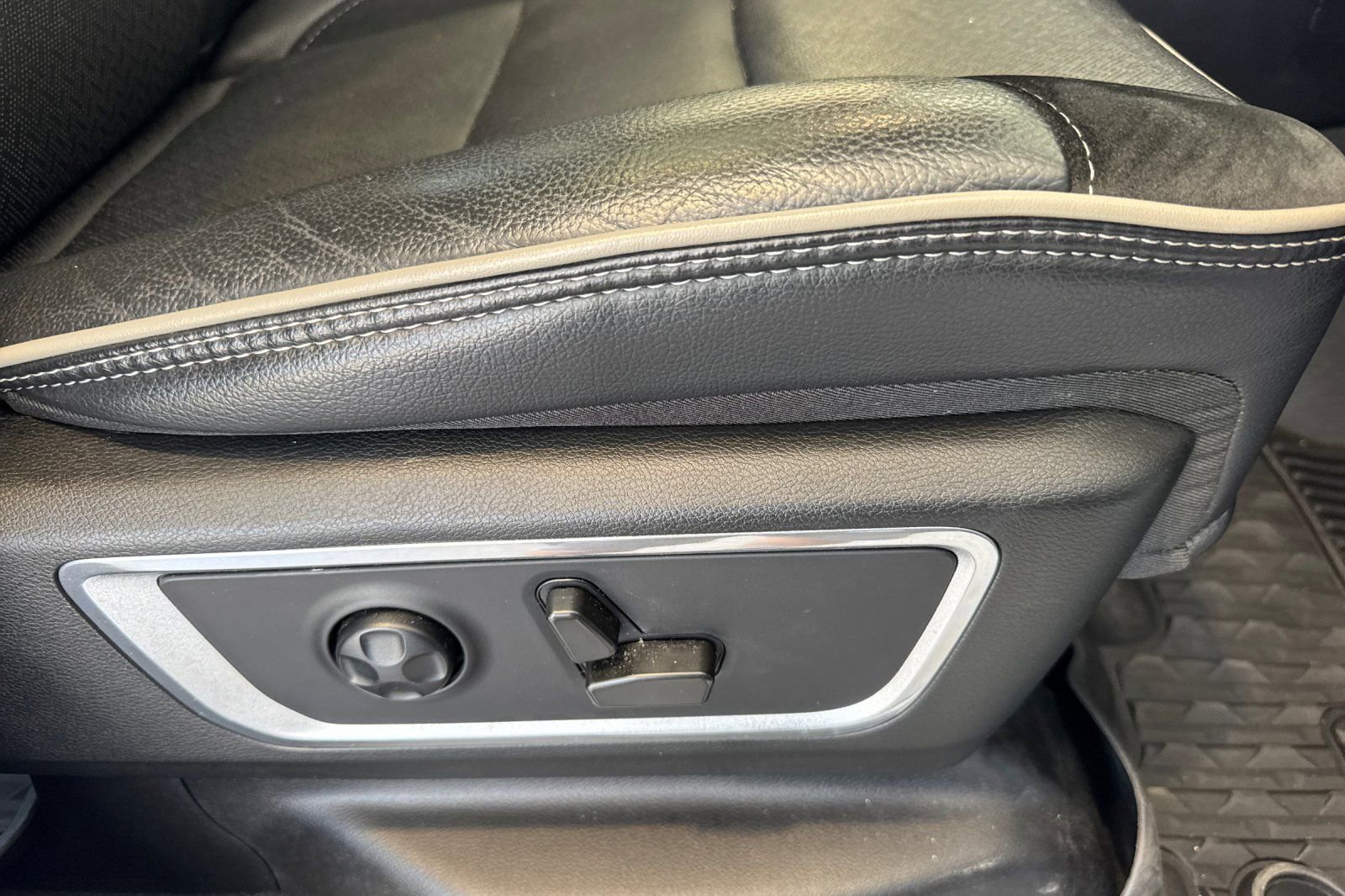 Used 2021 RAM 1500 Laramie AWD/4WD image 22