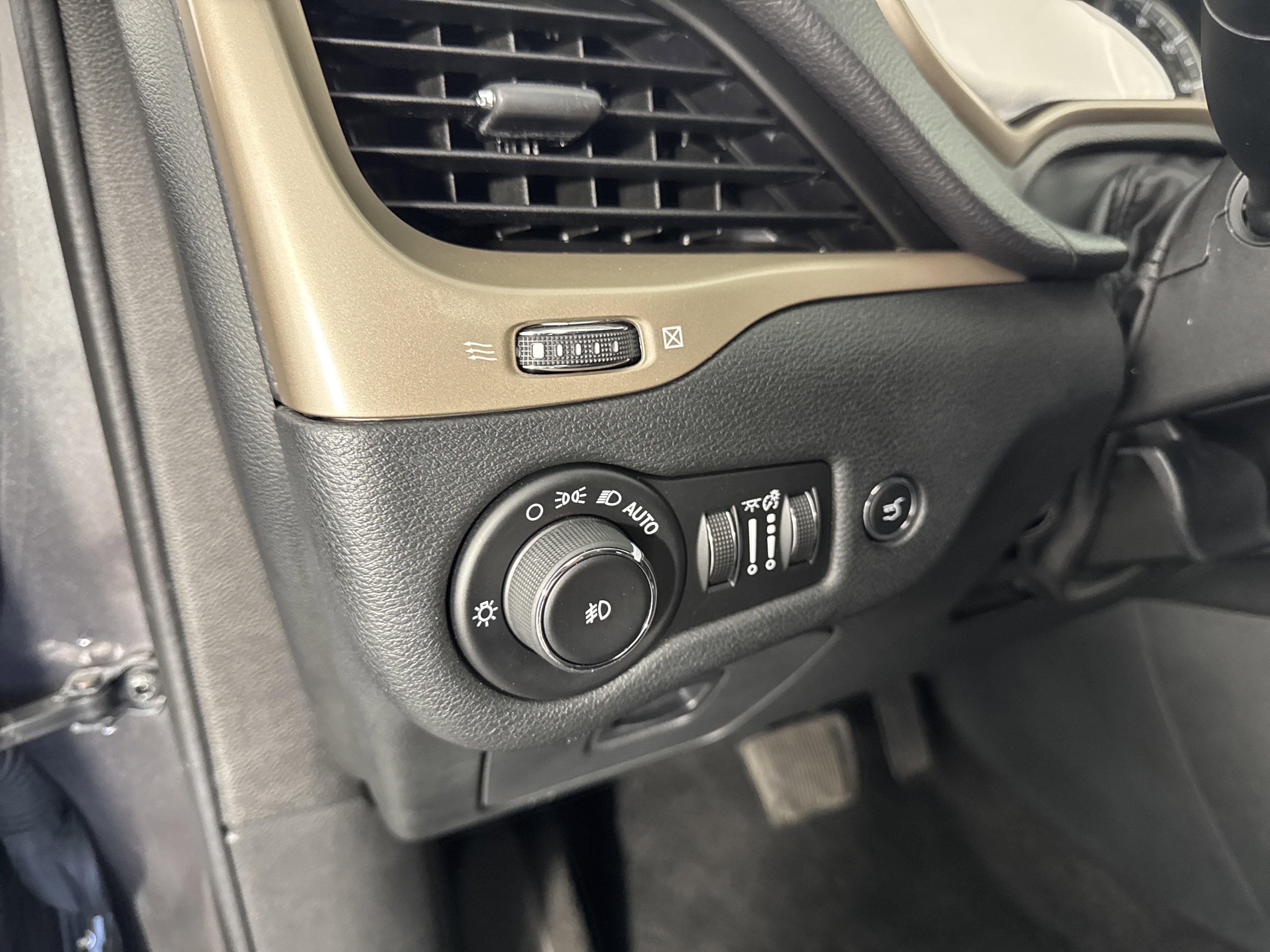 Used 2015 Jeep Cherokee Limited w/ Luxury Group image 26