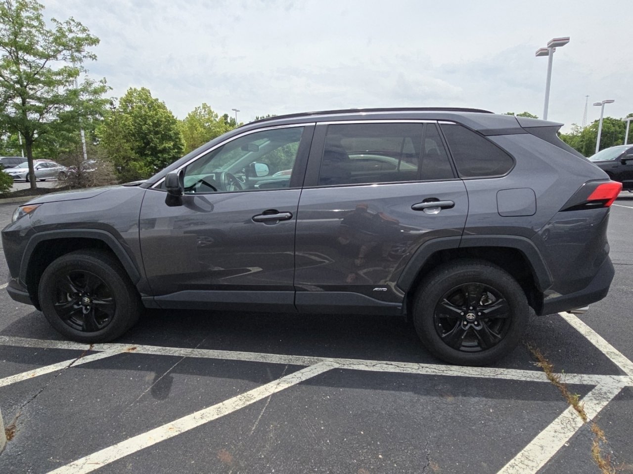 Used 2022 Toyota RAV4 LE AWD/4WD image 4