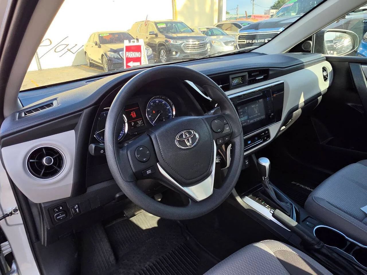 Used 2018 Toyota Corolla LE FWD image 3