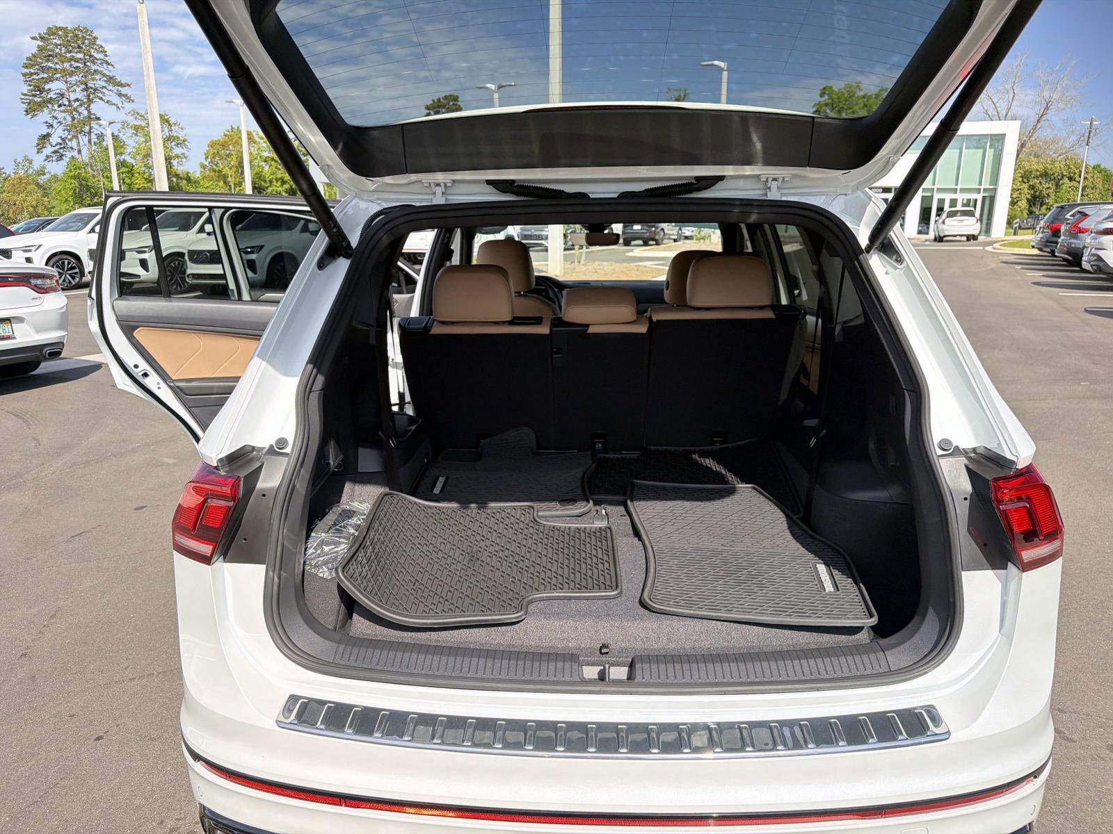 Used 2024 Volkswagen Tiguan SE R-Line image 11