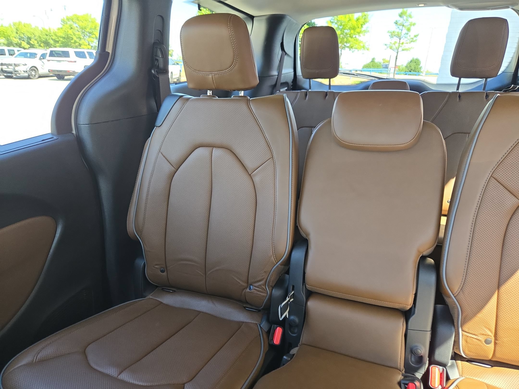Used 2019 Chrysler Pacifica Limited w/ Advanced Safetytec Group FWD image 12