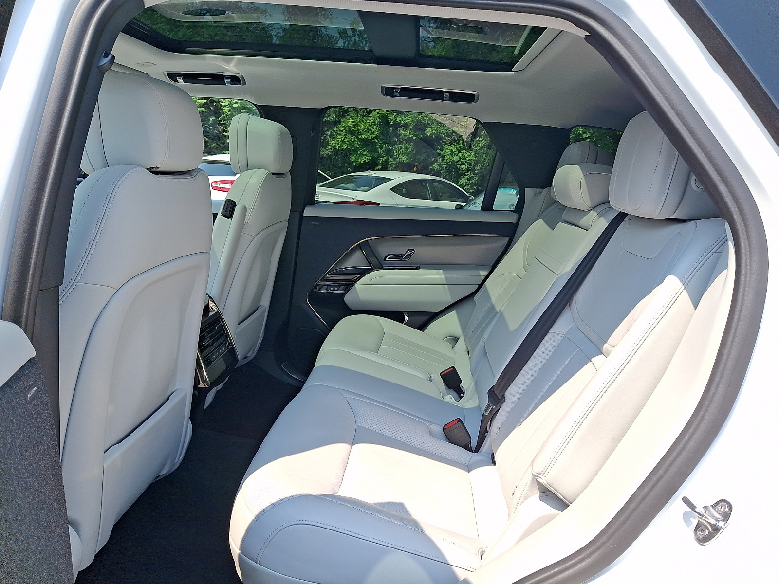 Used 2024 Land Rover Range Rover Sport SE AWD/4WD image 5