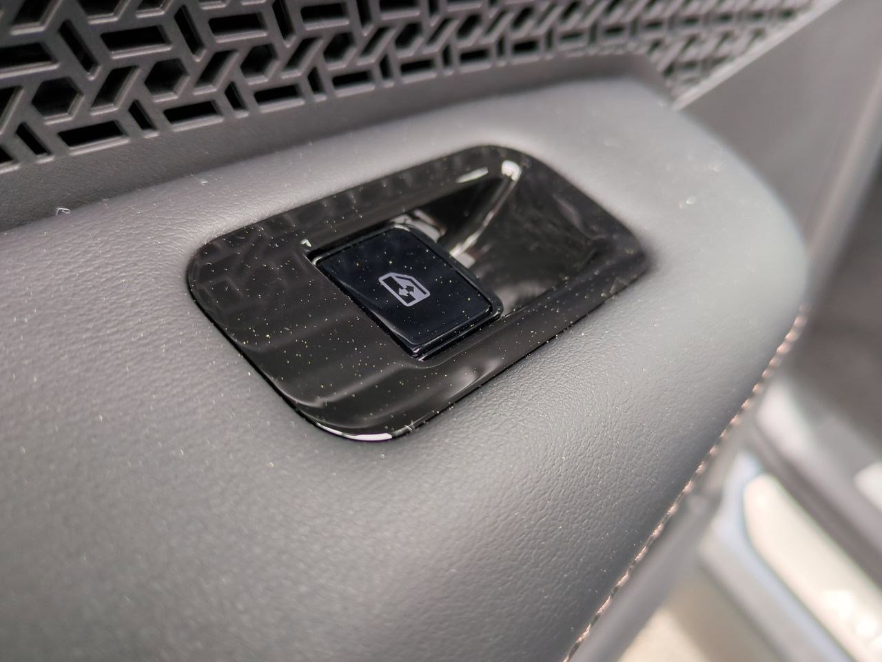 New 2024 Nissan Ariya AWD image 27