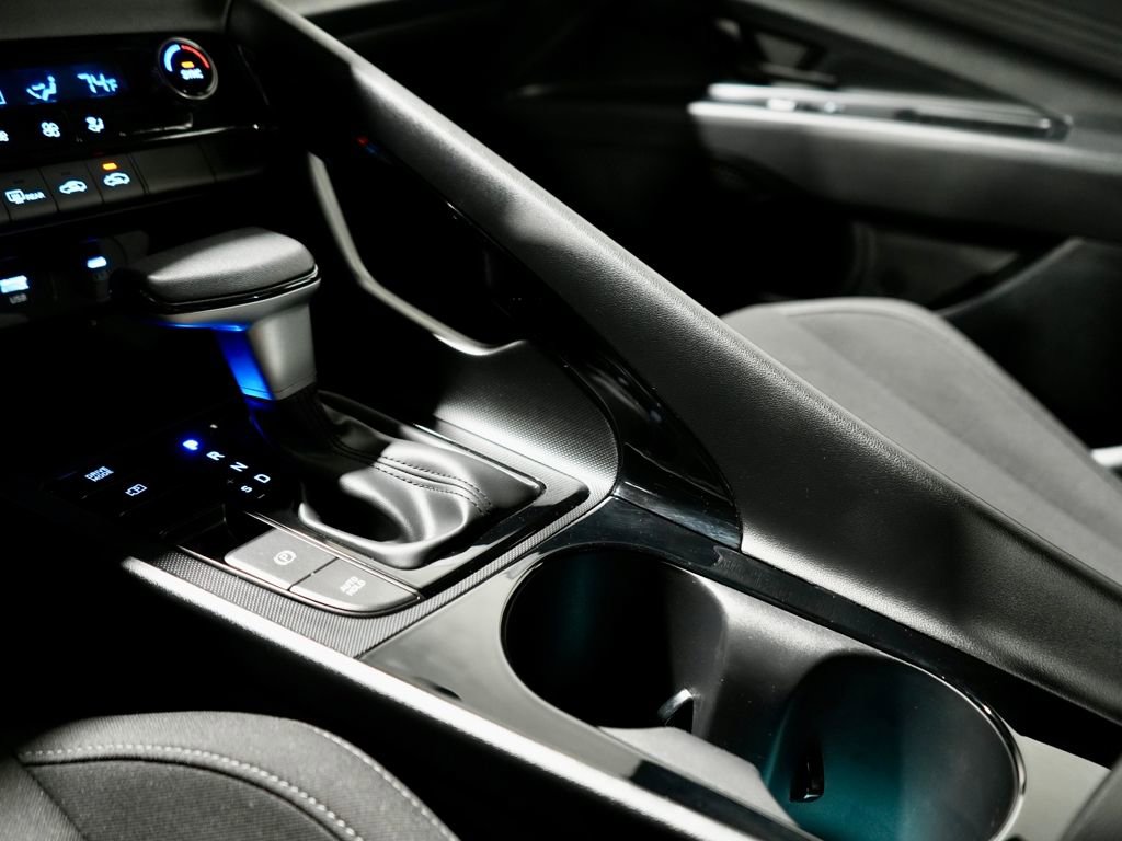 Used 2025 Hyundai Elantra SEL image 21