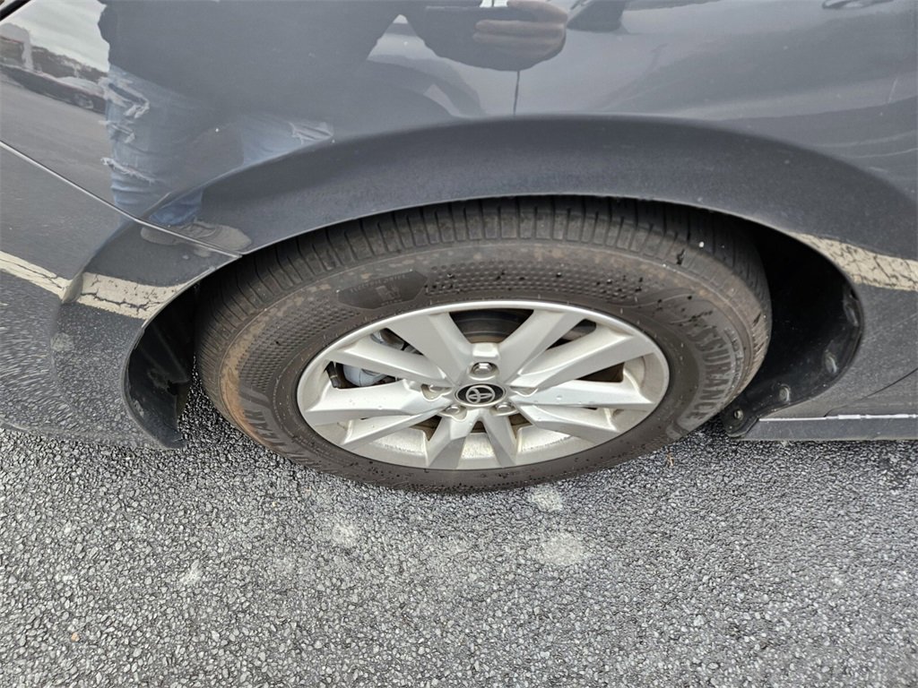 Used 2025 Toyota Camry LE image 4