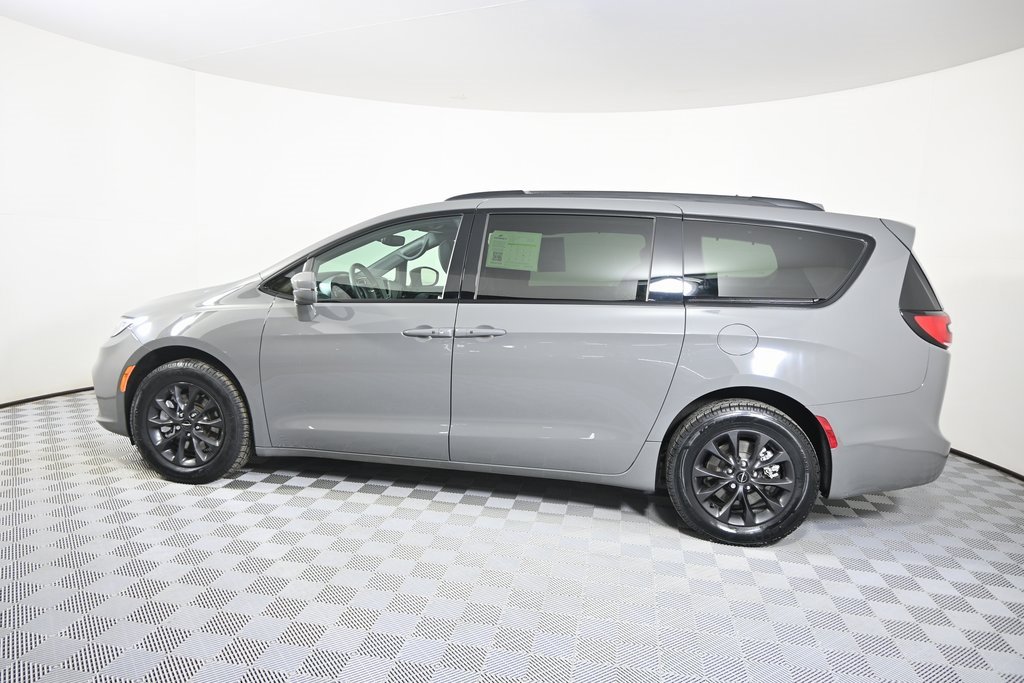 Used 2022 Chrysler Pacifica Touring-L w/ S Appearance Package image 3