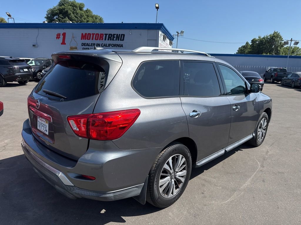 Used 2017 Nissan Pathfinder S image 4