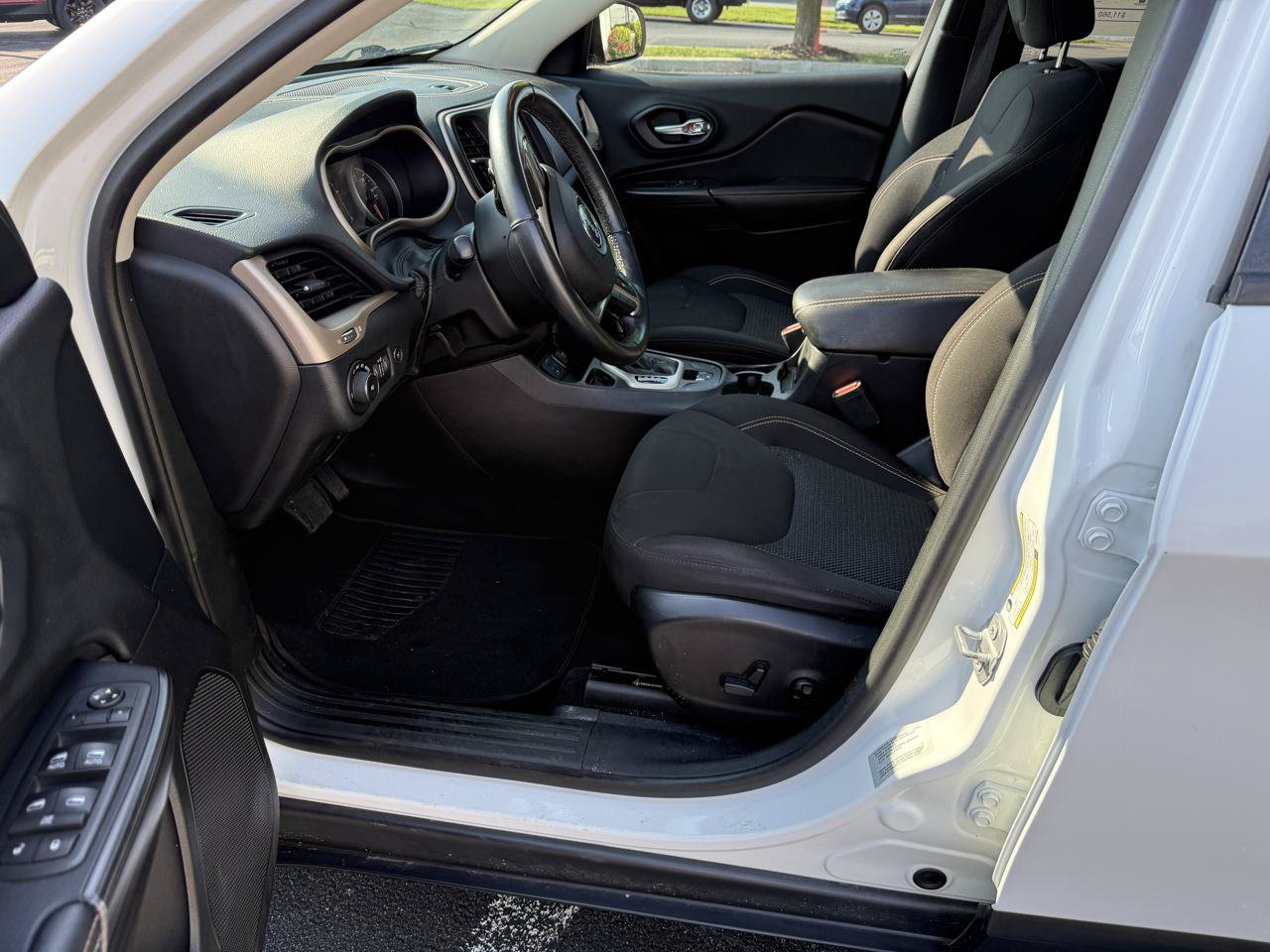Used 2016 Jeep Cherokee 75th Anniversary FWD image 9