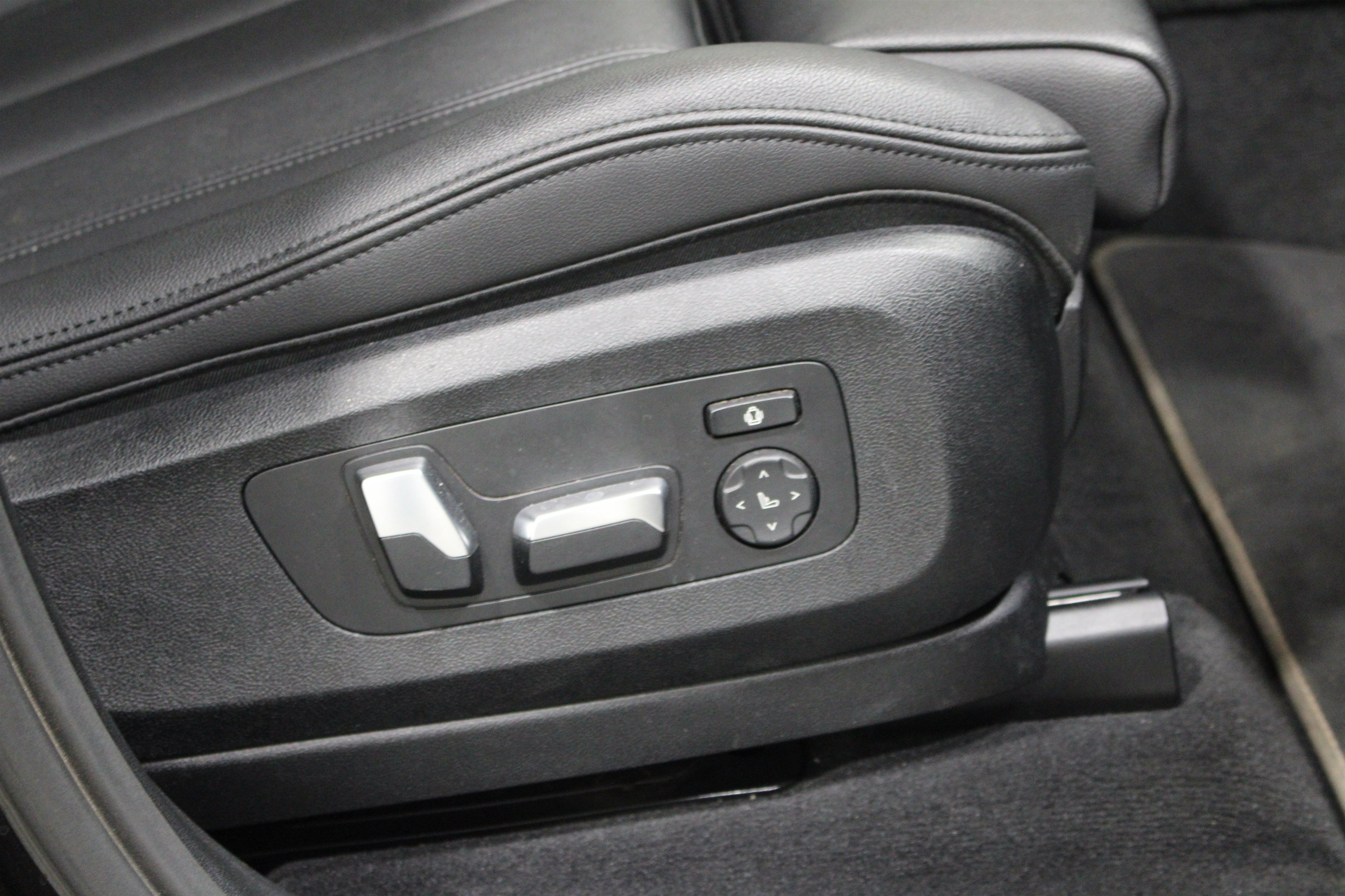 Used 2022 BMW X7 xDrive40i w/ Premium Package AWD/4WD image 38