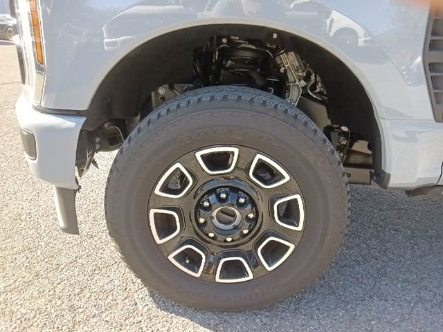 Used 2026 Ford F350 Platinum w/ FX4 Off-Road Package image 10