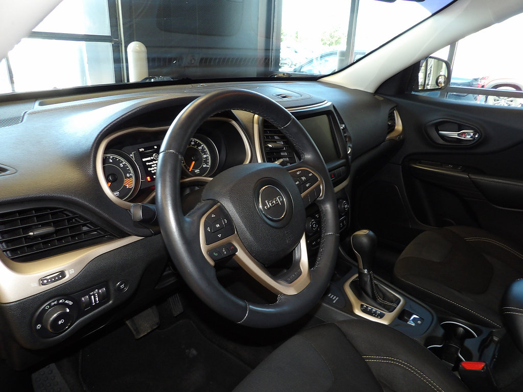 Used 2015 Jeep Cherokee Latitude w/ Comfort/Convenience Group AWD/4WD image 25
