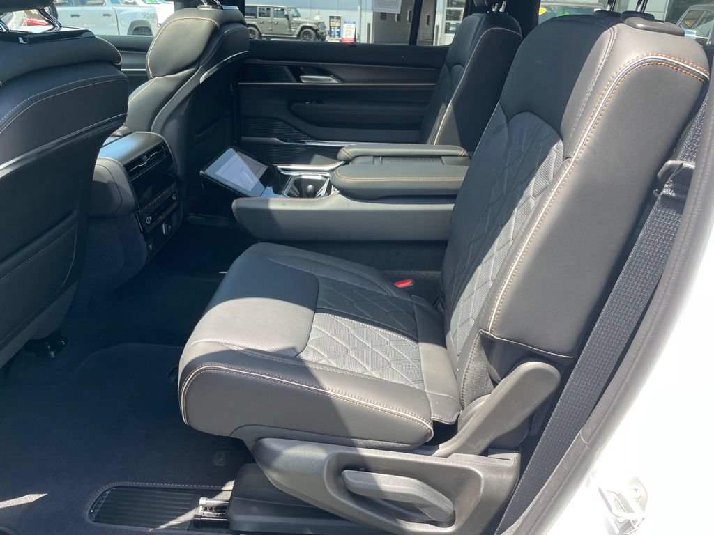 New 2026 Jeep Grand Wagoneer Summit AWD/4WD image 14