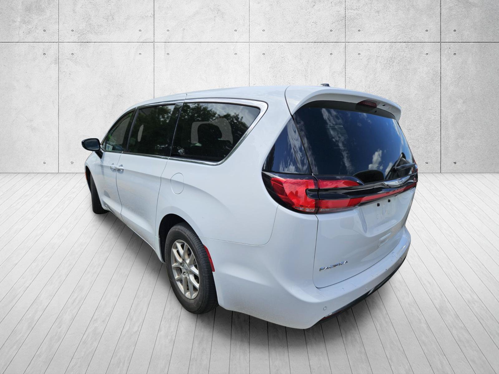 Used 2024 Chrysler Pacifica Touring-L FWD image 10