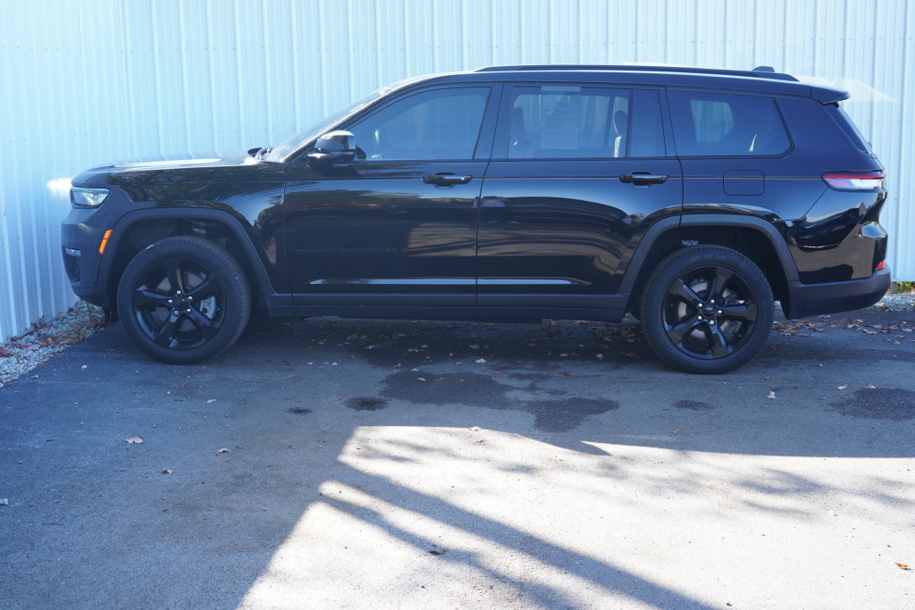 Used 2024 Jeep Grand Cherokee Limited w/ Black Appearance Package AWD/4WD image 3