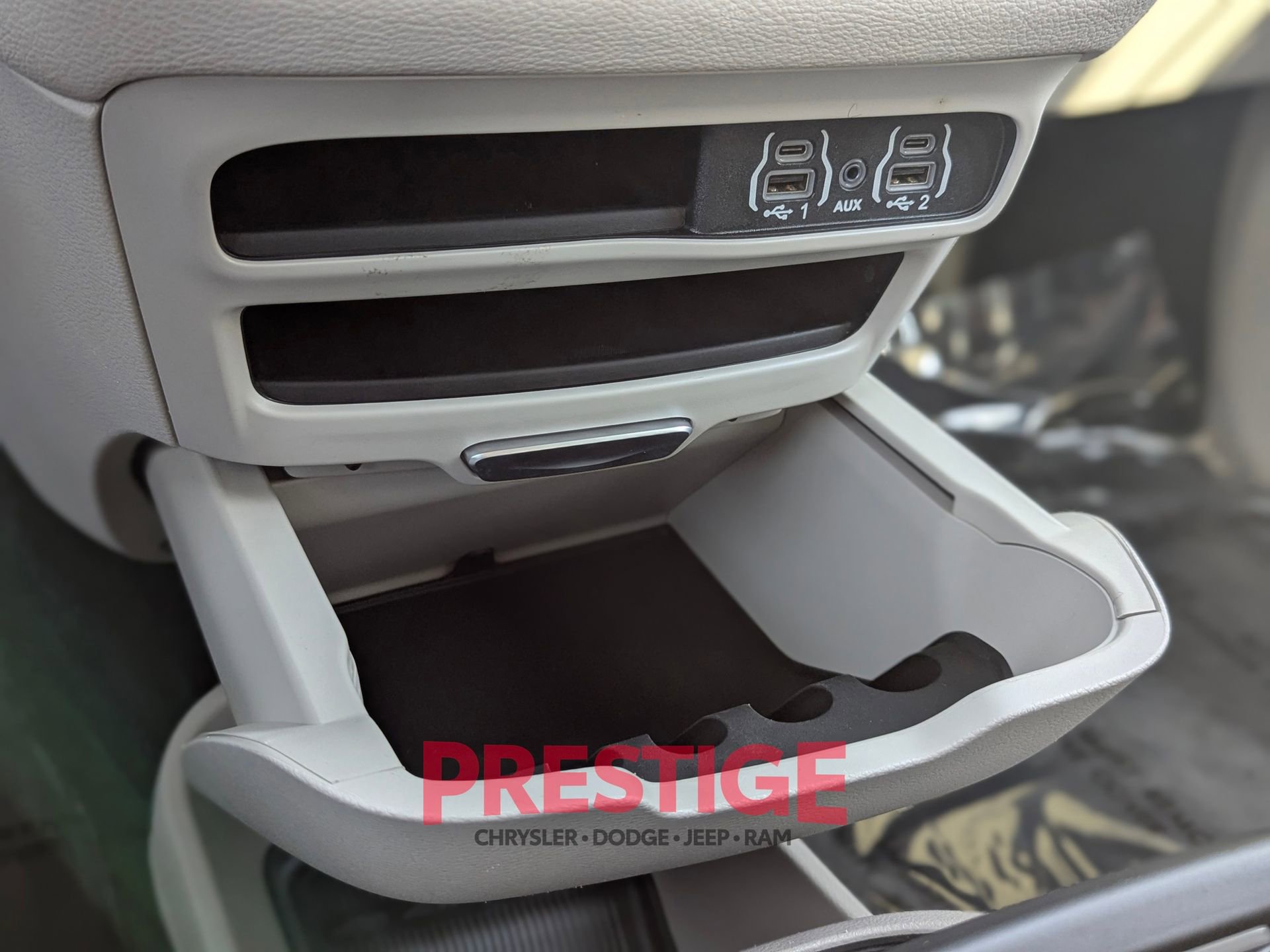 Used 2024 Chrysler Pacifica Select image 23