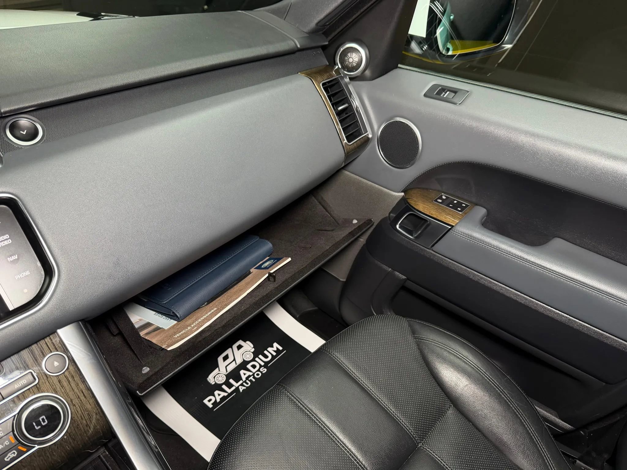 Used 2014 Land Rover Range Rover Sport SE image 43