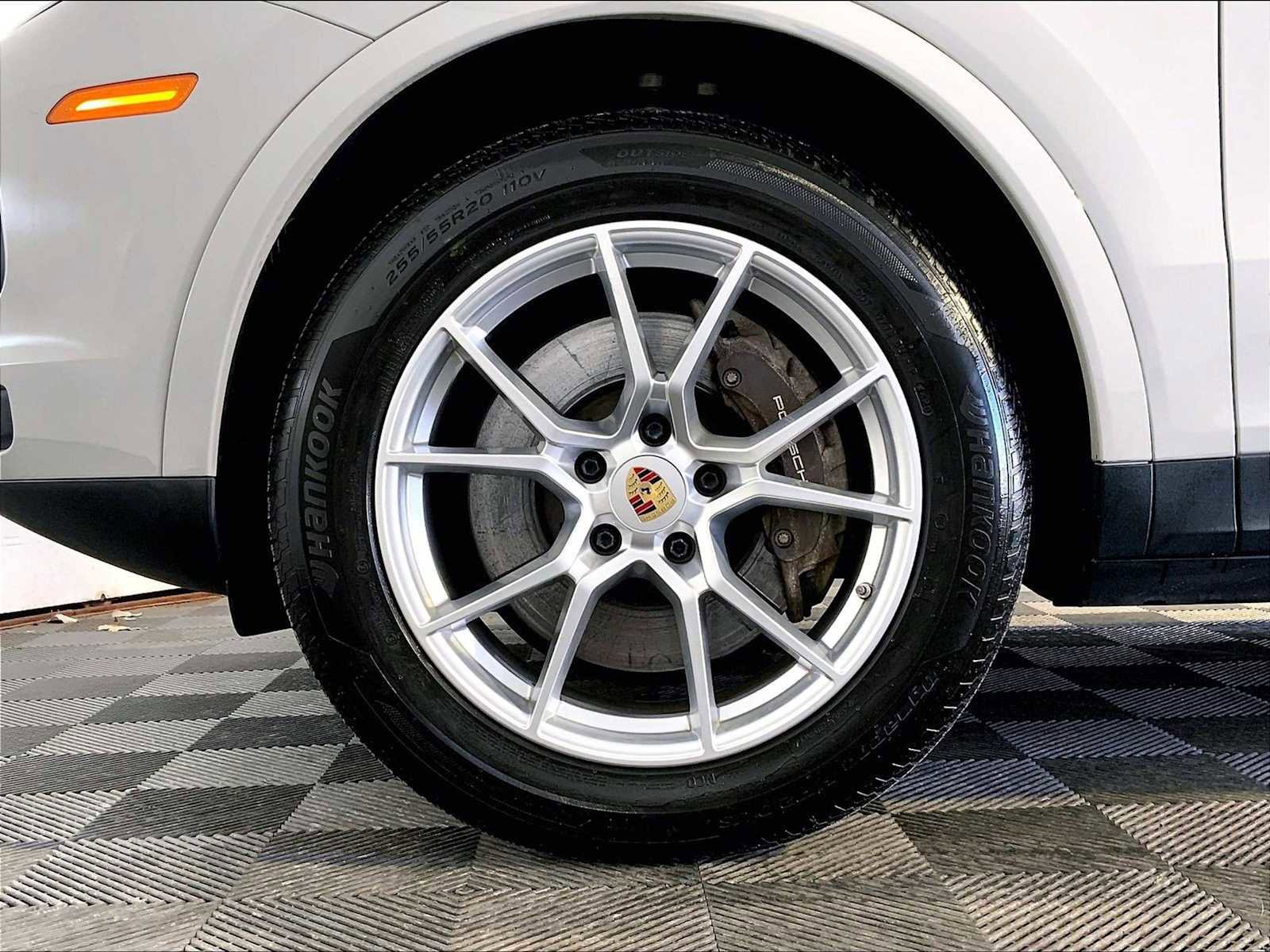 Certified 2022 Porsche Cayenne Platinum Edition image 21