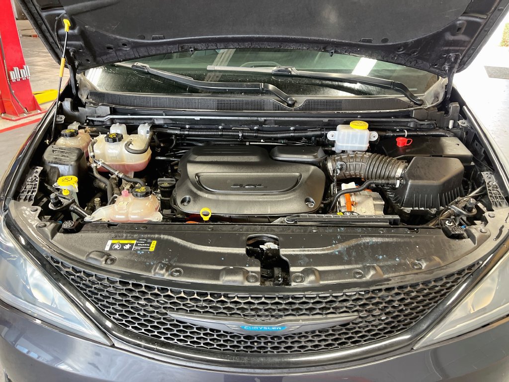 Used 2020 Chrysler Pacifica Touring-L w/ S Appearance Package FWD image 31