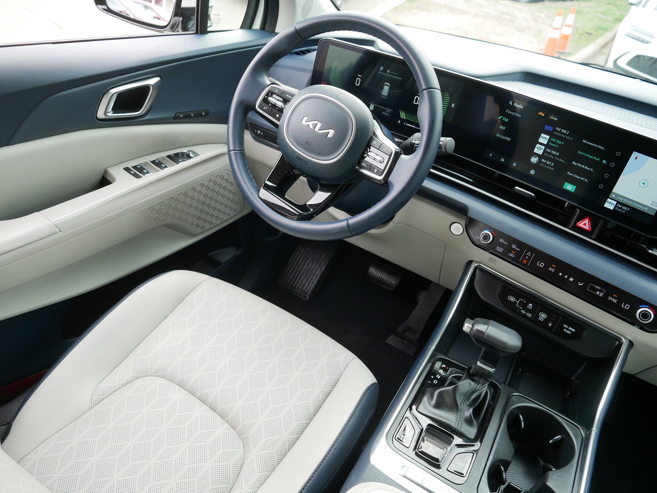 Used 2025 Kia Carnival EX FWD image 9