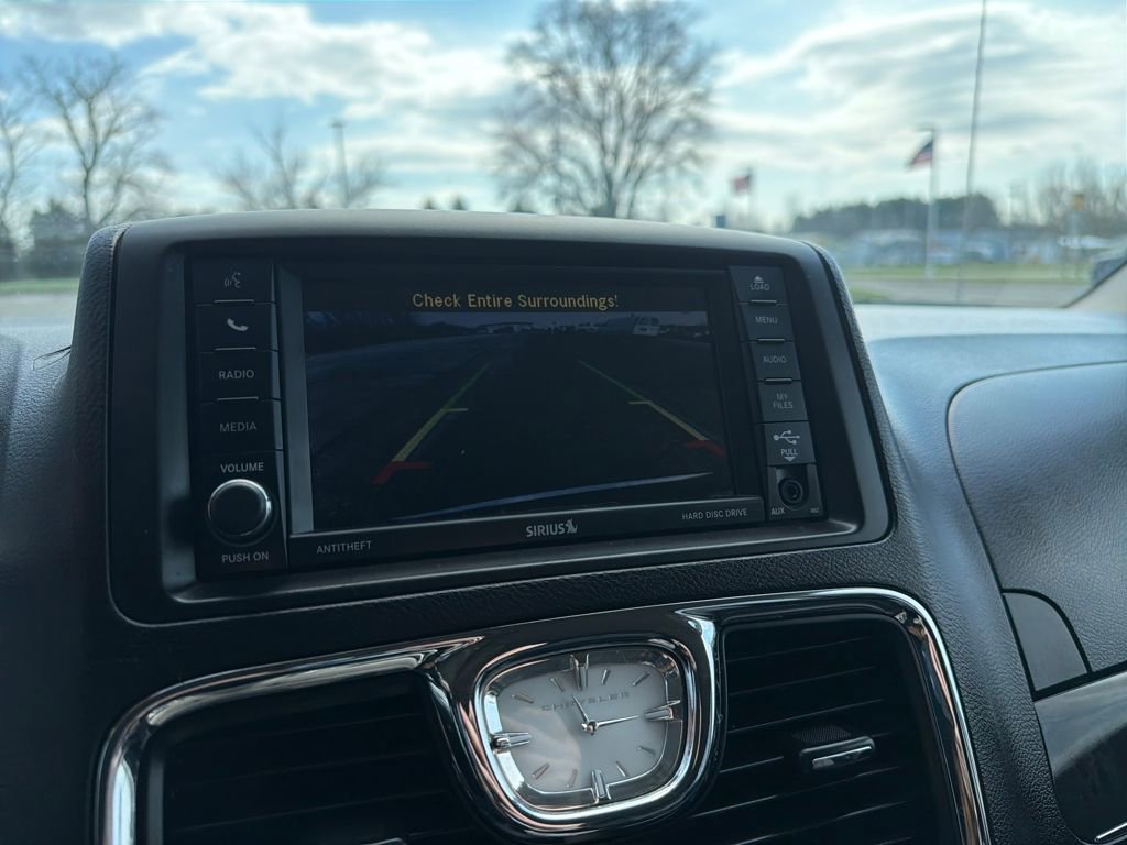 Used 2016 Chrysler Town & Country Touring image 18