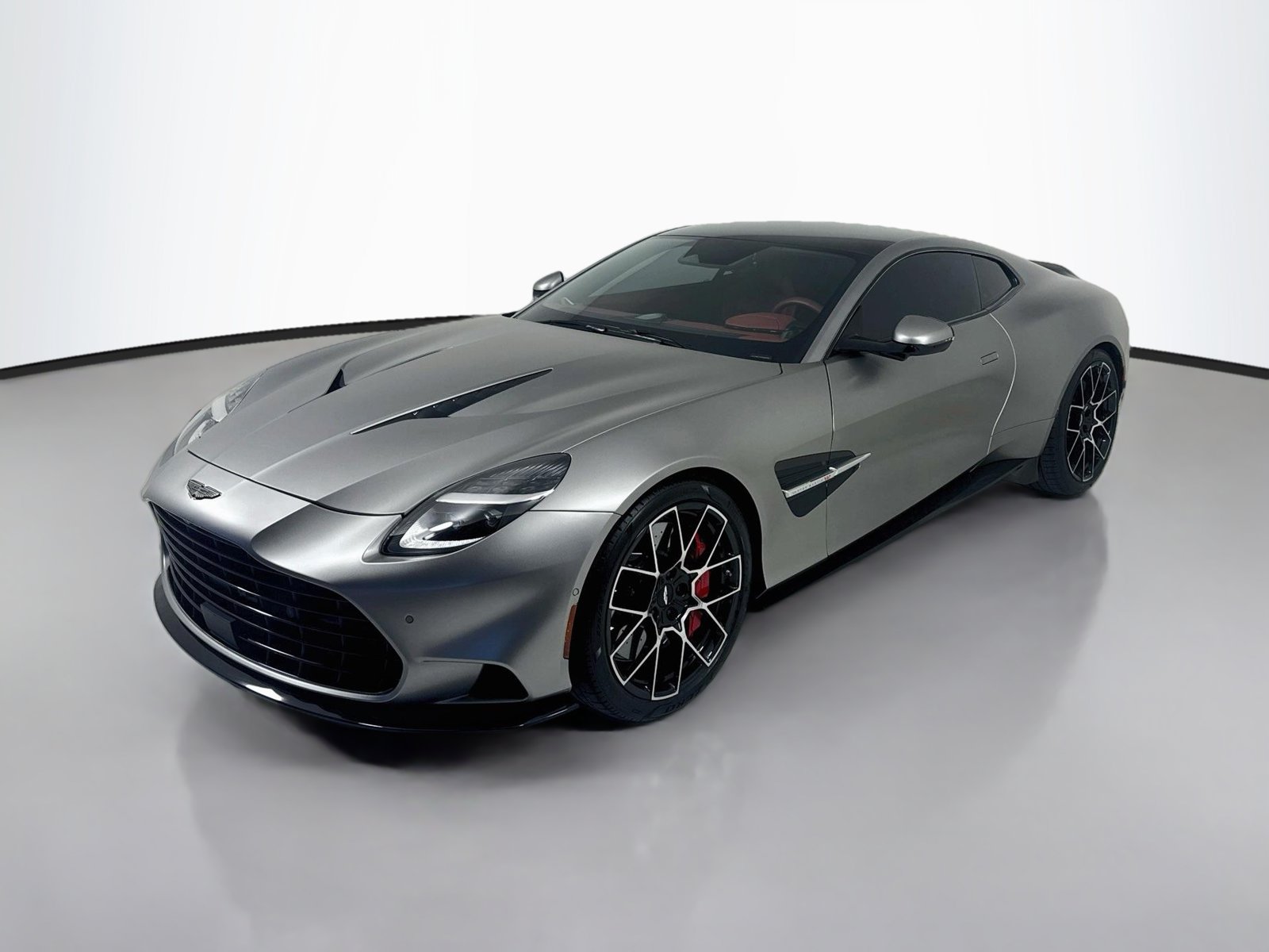 Used 2025 Aston Martin Vanquish RWD image 3