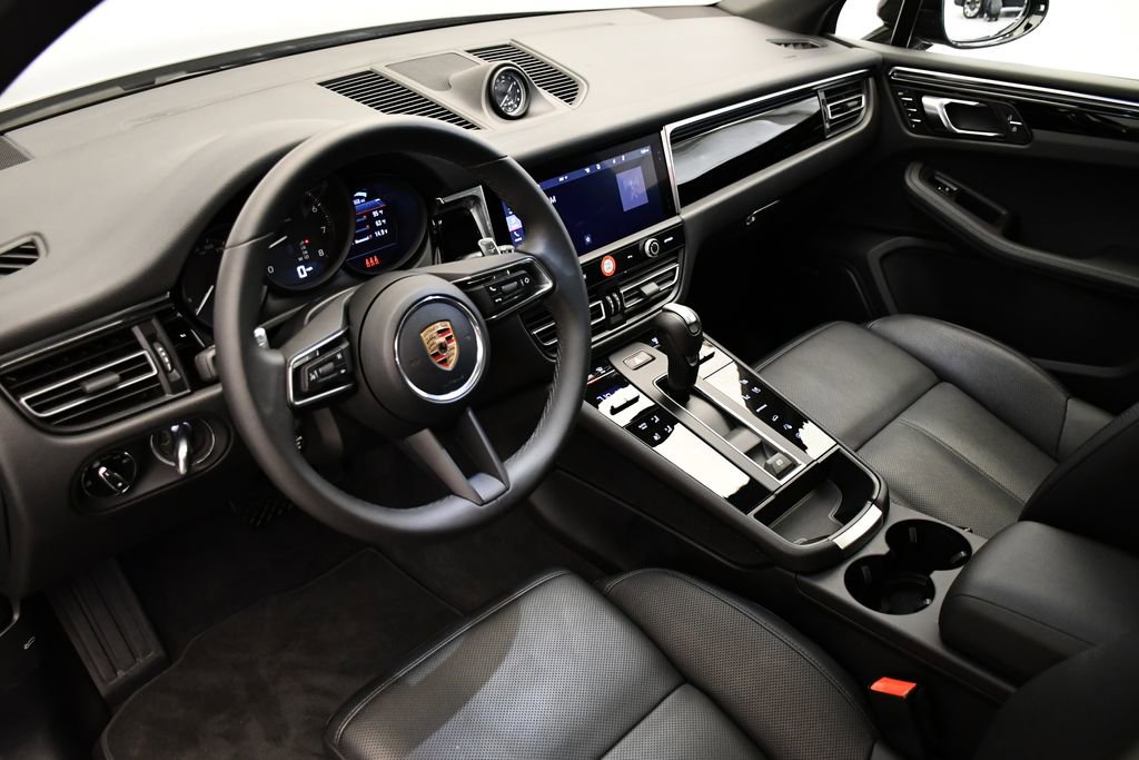 Used 2025 Porsche Macan image 4