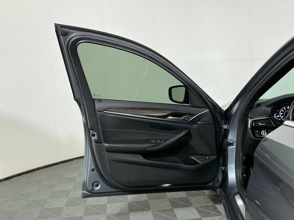 Used 2018 BMW 530e w/ Premium Package 2 RWD image 19