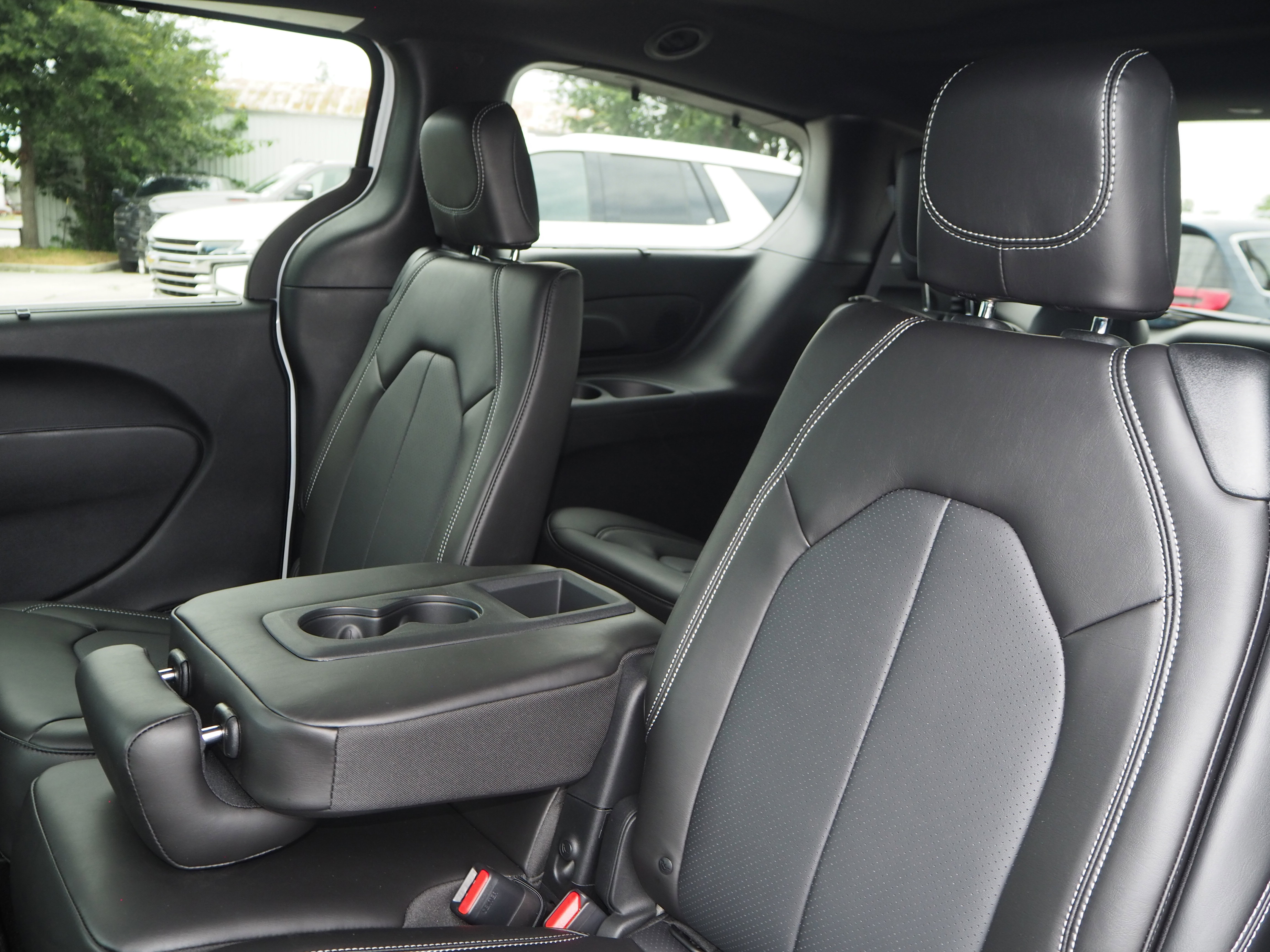 New 2025 Chrysler Pacifica Select w/ Uconnect Theater Family Group FWD image 17