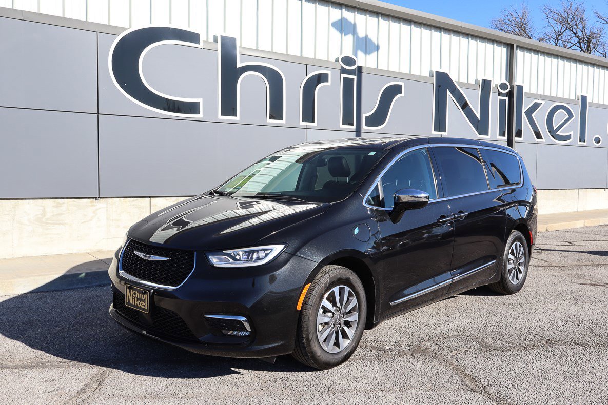 Used 2023 Chrysler Pacifica Limited image 1