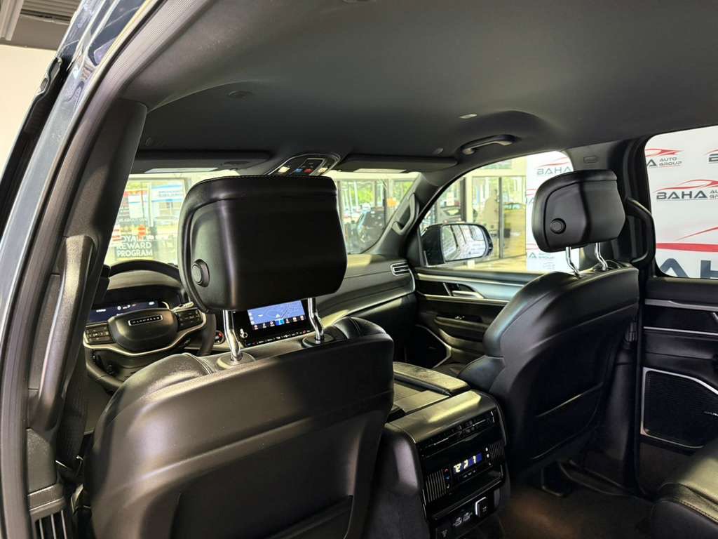 Used 2025 Jeep Wagoneer Series II AWD/4WD image 39