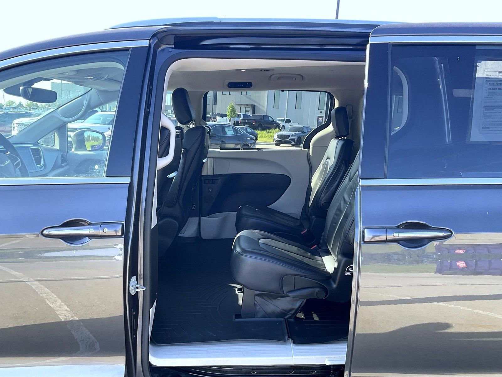 Used 2018 Chrysler Pacifica Touring-L Plus FWD image 18