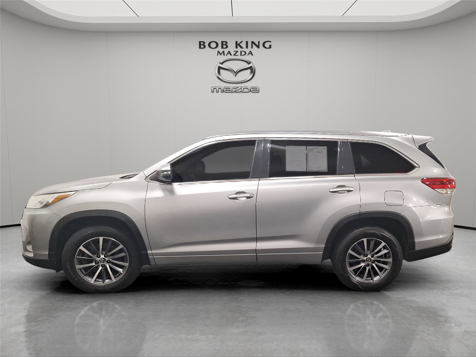 Used 2018 Toyota Highlander XLE FWD image 2