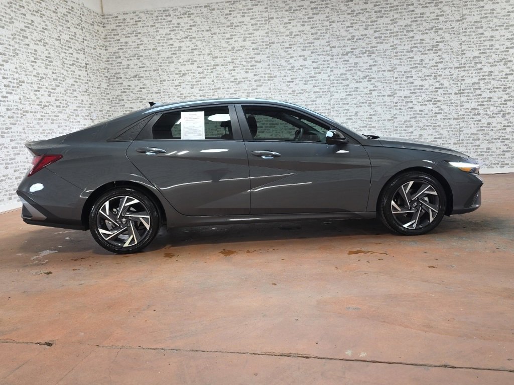 Used 2025 Hyundai Elantra Sport image 6